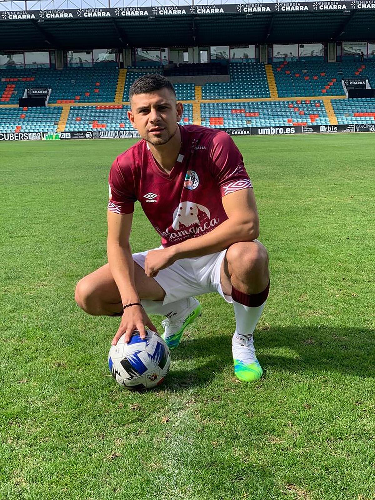 Madrigal posa con la segunda equipación del Salamanca UDS.