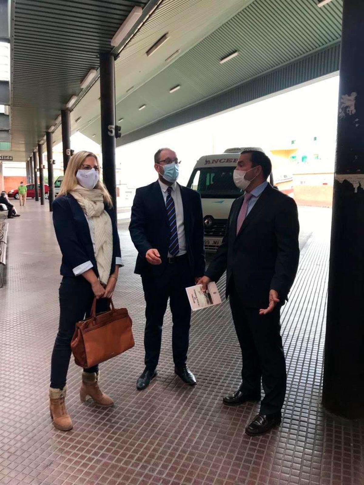 Beatriz Jorge, Marcos Iglesias y Eloy Ruiz ayer durante la visita a la Estación de Autobuses.