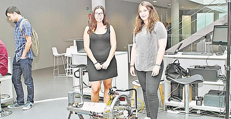 Dos estudiantes con uno de los prototipos presentados al Programa TCUE