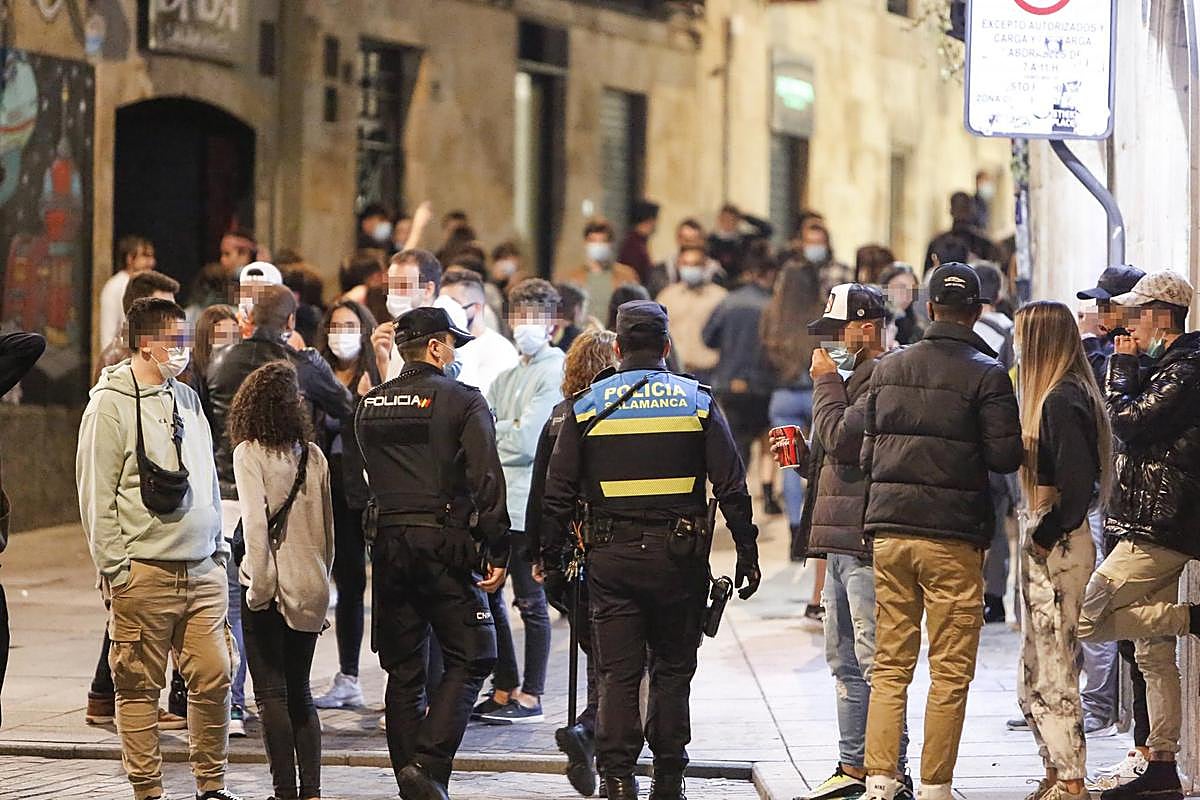 Un agente de la Policía Local junto a un policía nacional en Varillas
