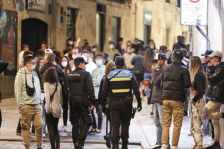 Un agente de la Policía Local junto a un policía nacional en Varillas