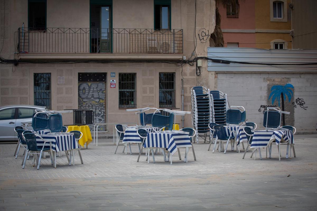 Terraza de un bar vacía.