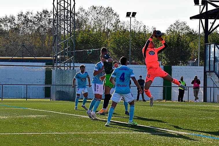 Un instante del encuentro entre el Guijuelo y el Celta B en el Municipal.