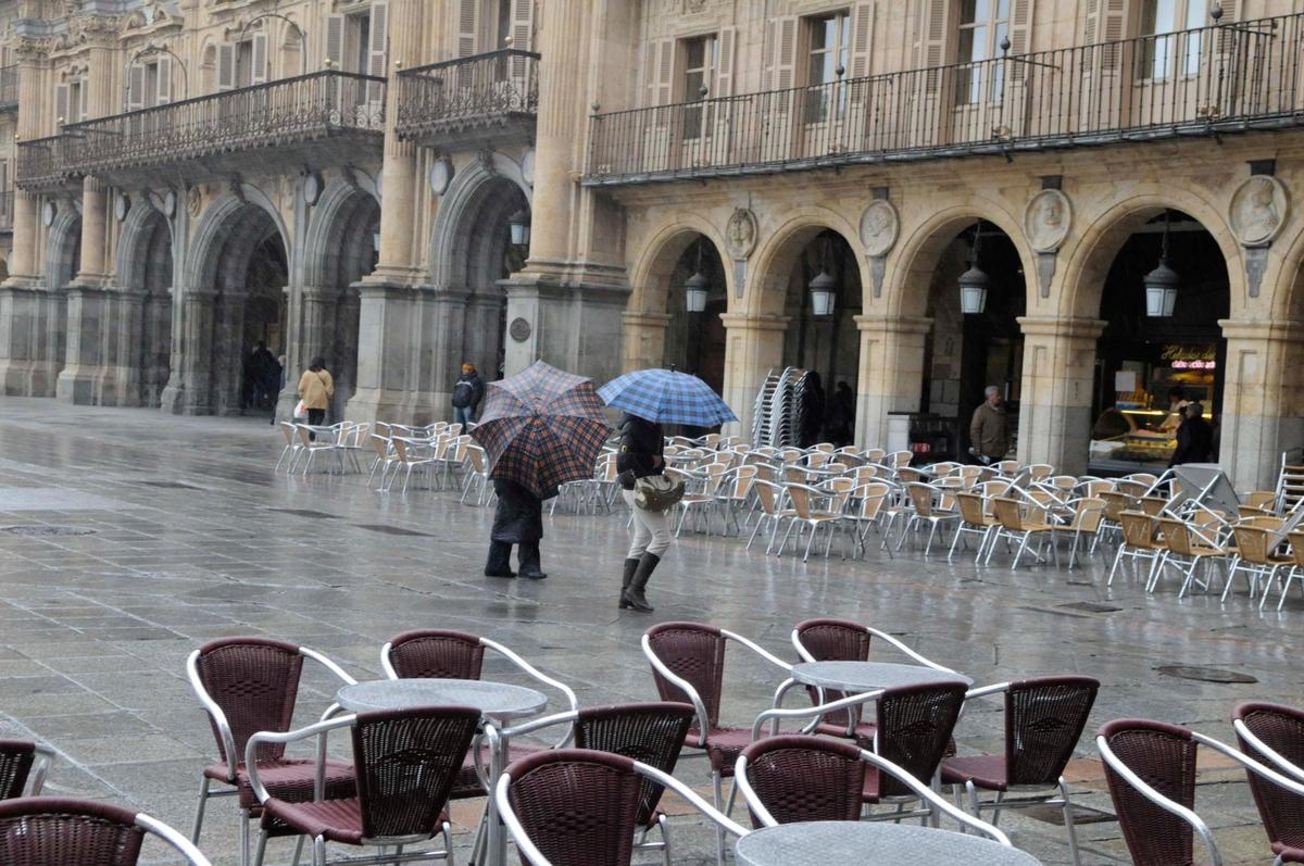 Una jornada lluviosa en la Plaza Mayor de Salamanca.