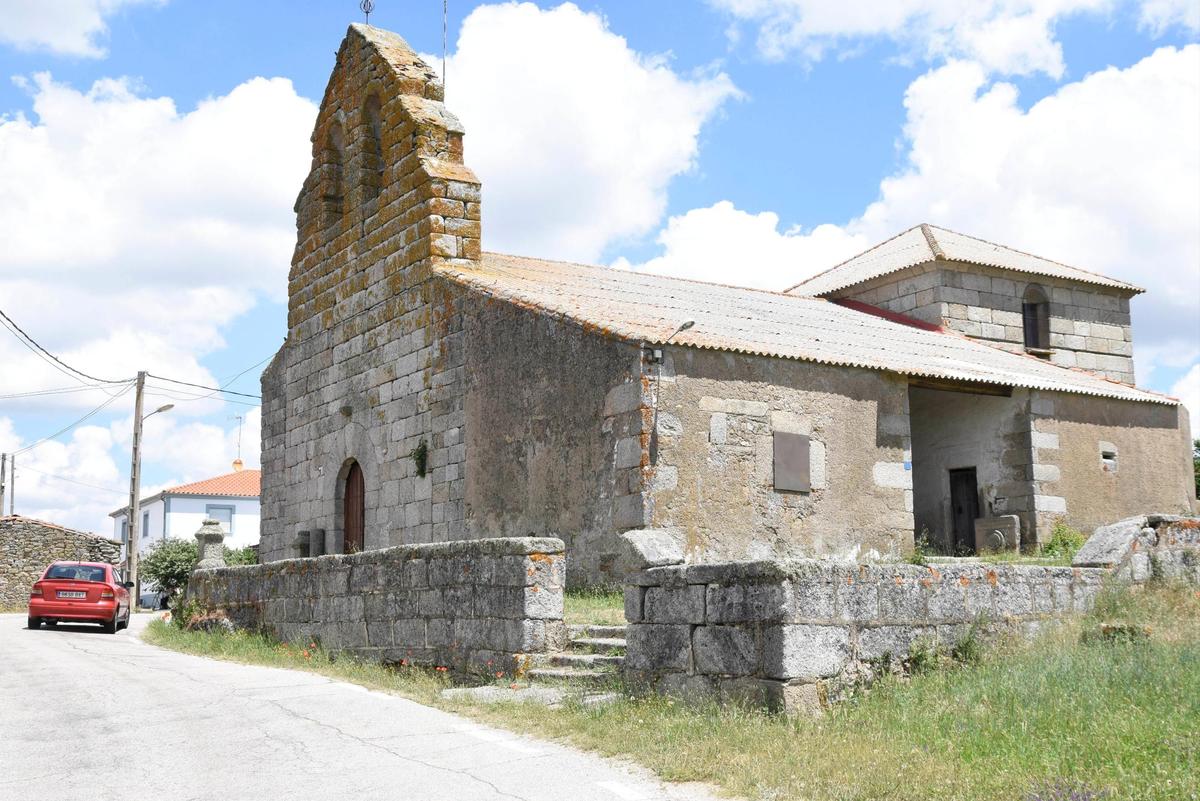 Iglesia parroquial de Villarmuerto situada junto a la carretera entre Vitigudino con Villaseco de los Reyes.