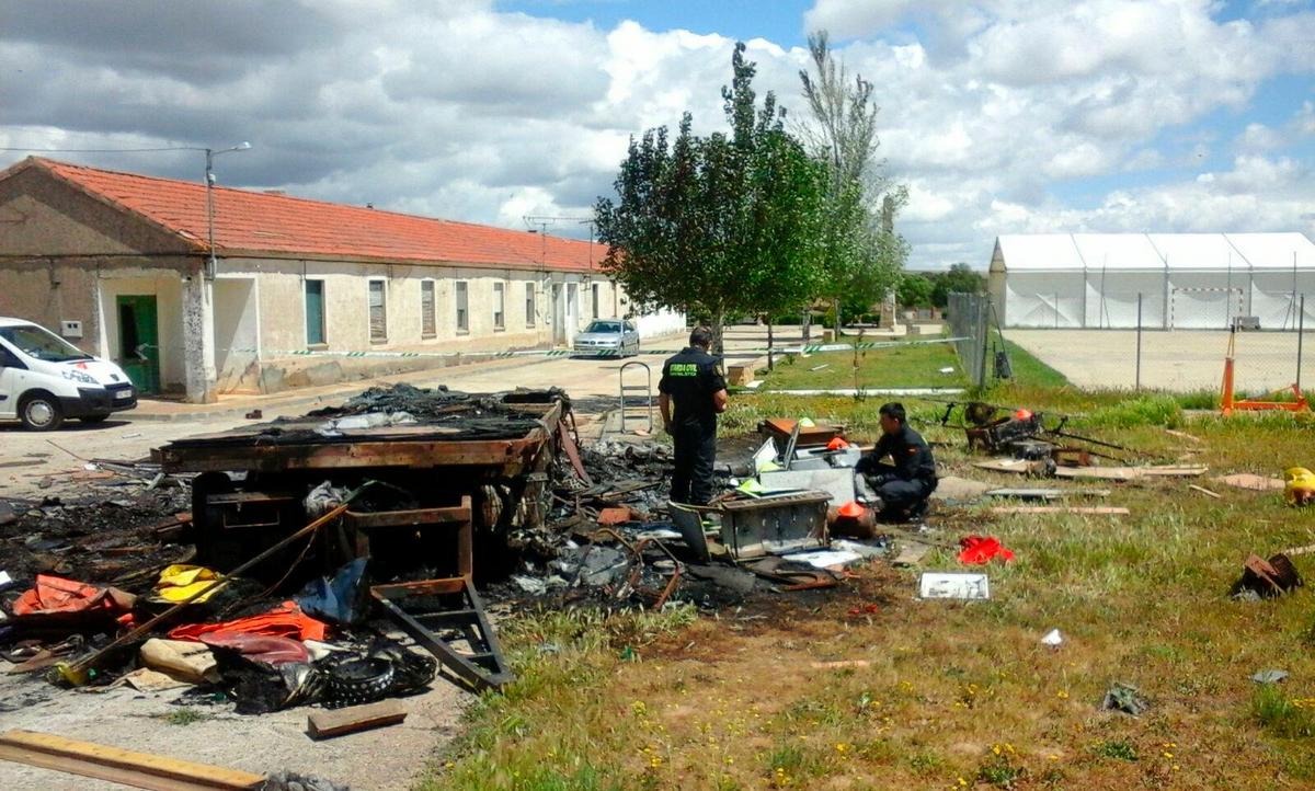 Agentes de Criminalística examinan los restos del remolque.