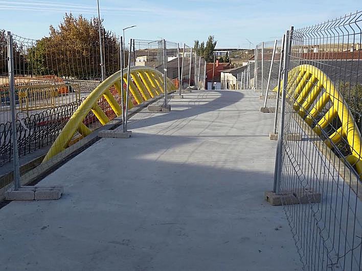 Obras que se están acometiendo para ensanchar el paso sobre la vía en la calle San Ildefonso.