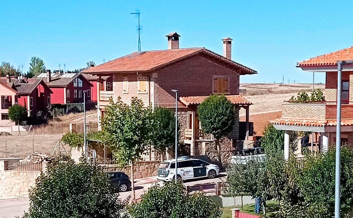 Una patrulla de la Guardia Civil investiga el reciente robo en una casa de Cabrerizos.