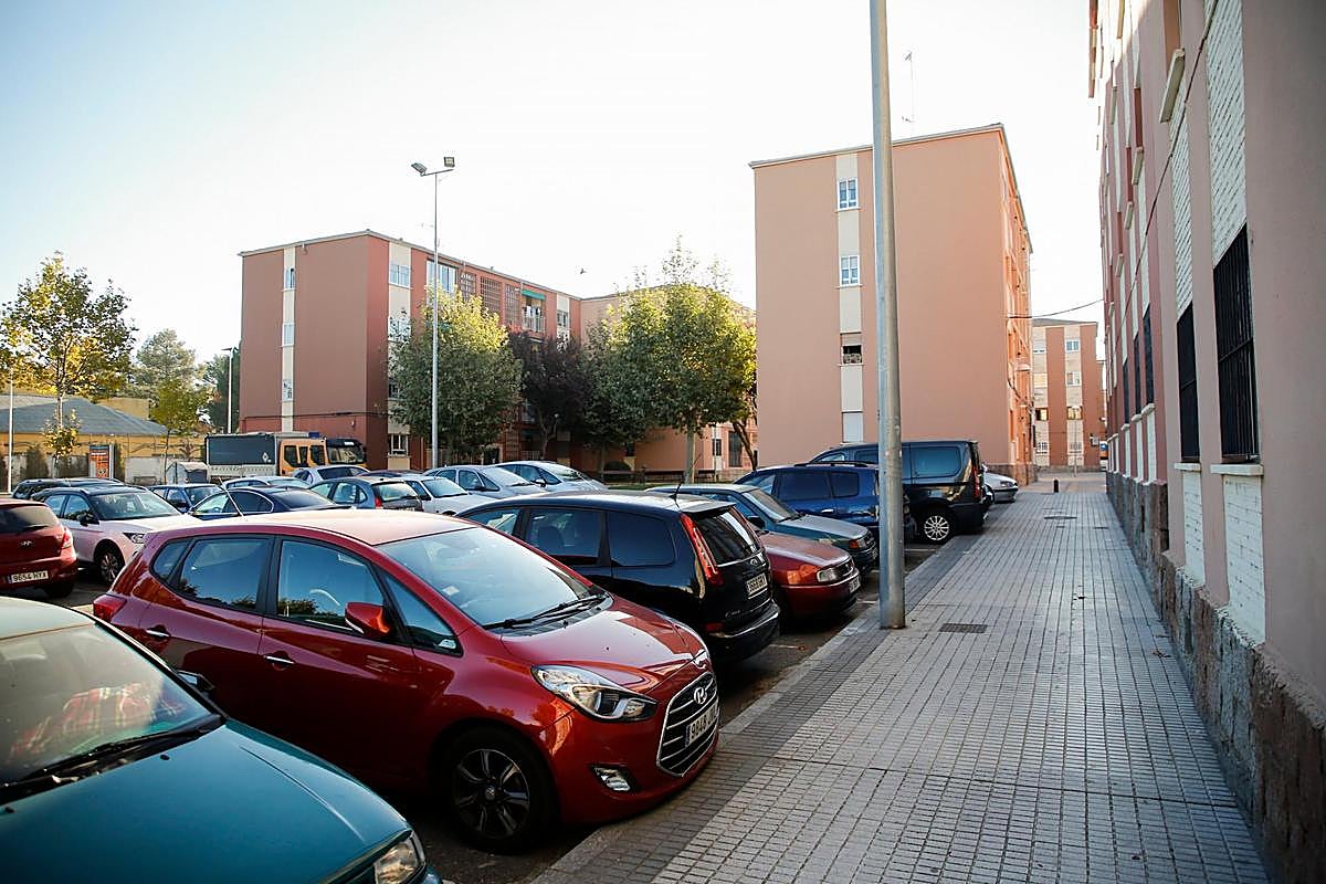 La piscina portátil fue instalada en la calle Maestro Granados, en la imagen.