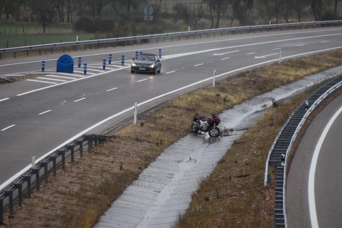 La moto, en la mediana de la A-62.