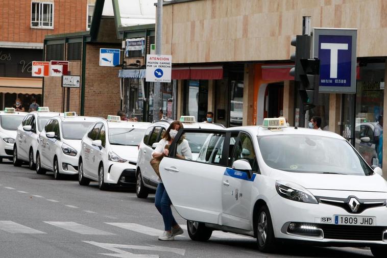 Taxis junto a la estación de autobuses.