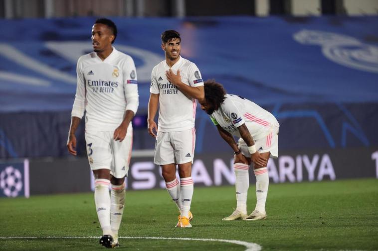 Los jugadores del Madrid, tras encajar un gol del Shaktar.