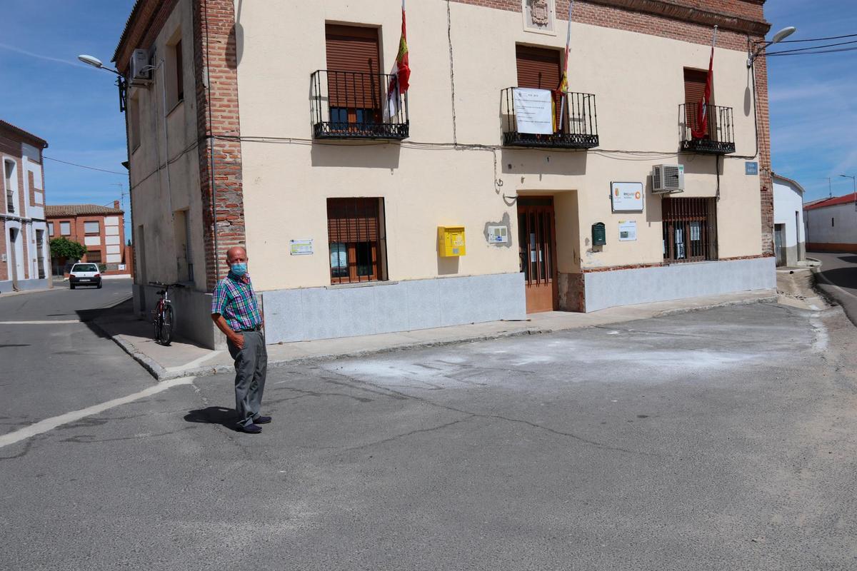 El alcalde de Palaciosrubios, Félix Cáceres, en la puerta de la Casa Consistorial de la localidad.