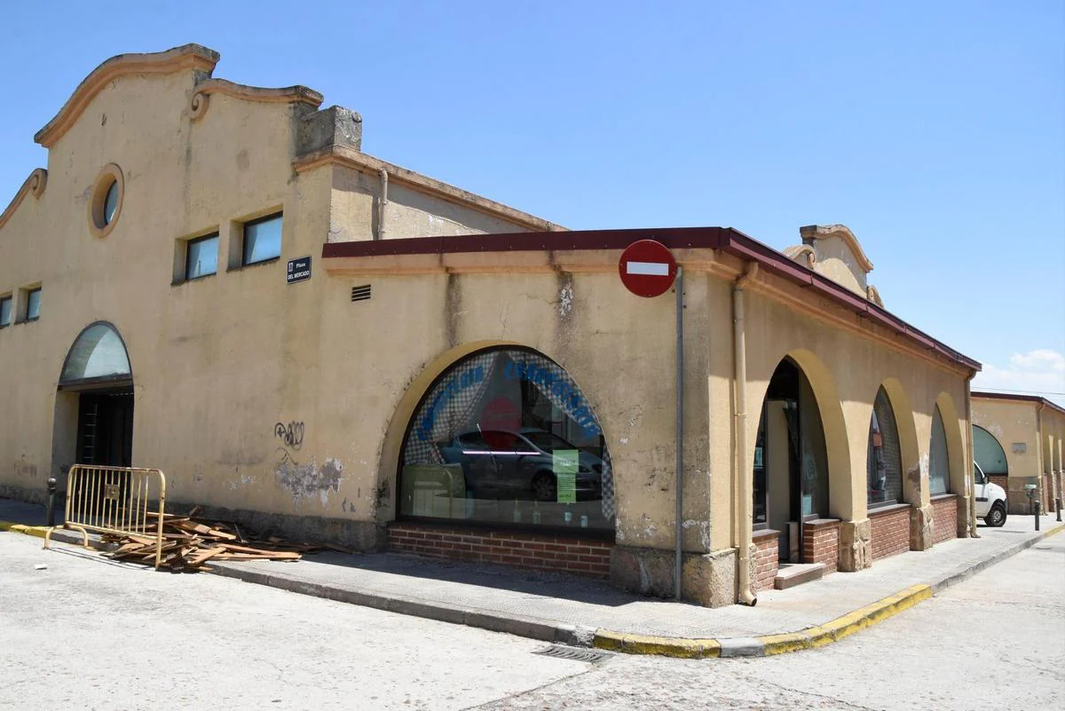 Edificio del antiguo Mercado de Abastos de Vitigudino, actualmente en obras de rehabilitación.