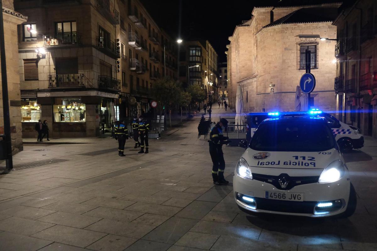 Policía Local de Salamanca vigilando en la primera noche de toque de queda.
