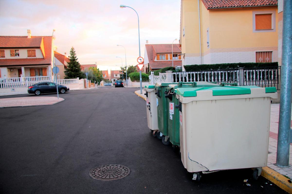 Contenedores de basura en la localidad de Cabrerizos.