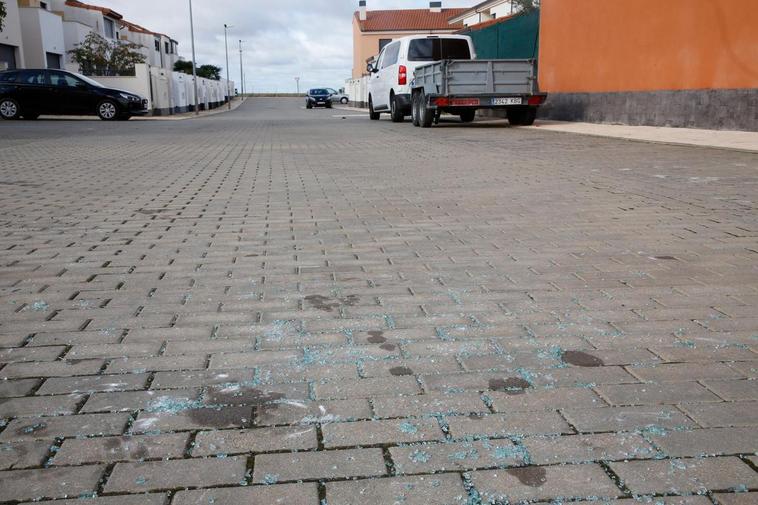 Restos de cristales tras el tiroteo registrado en Doñinos de Salamanca.