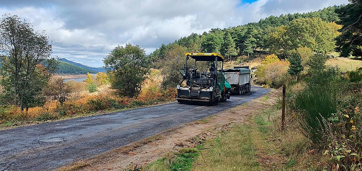 Las máquinas trabajaron ayer en el tramo por el que pasará la Vuelta Ciclista.