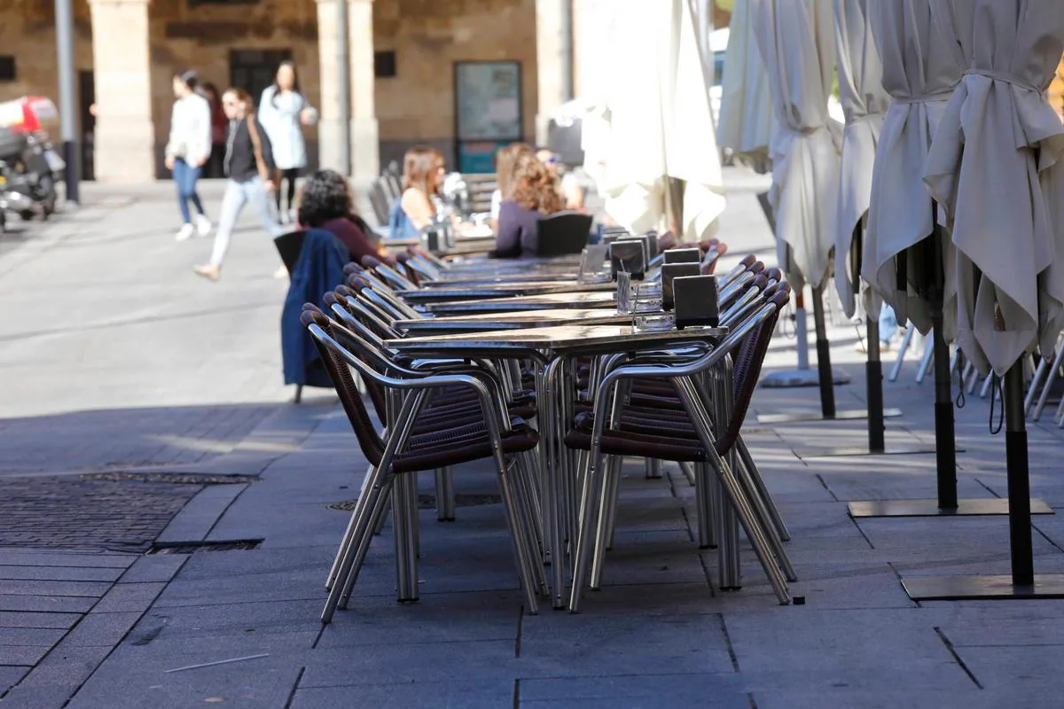 Mesas y sillas vacías en una terraza de la ciudad de Salamanca.
