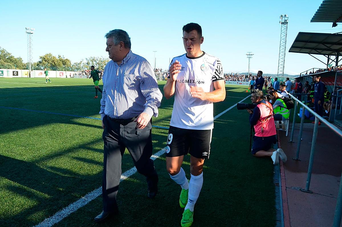 Uxío tras romperse el cruzado de su rodilla izquierda en Guijuelo junto al doctor Garrido.