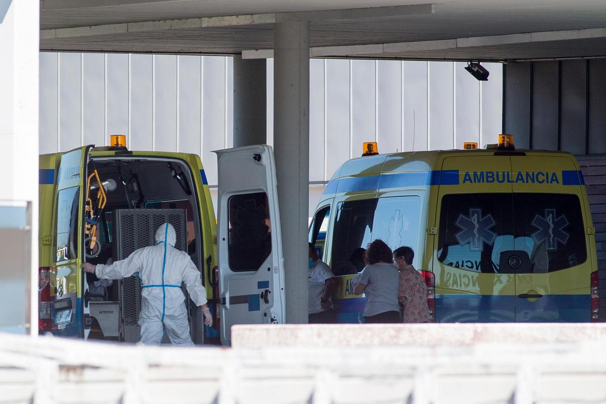 Ambulancias a la entrada del hospital de Lugo.
