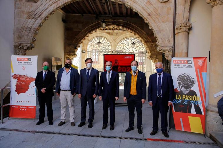 Mauricio Angulo, José Ángel Castellano, Carlos García Carbayo, Javier Iglesias, Marcos Iglesias y Jesús María Ortiz, en el patio de La Salina para presentar las etapas salmantinas de La Vuelta.