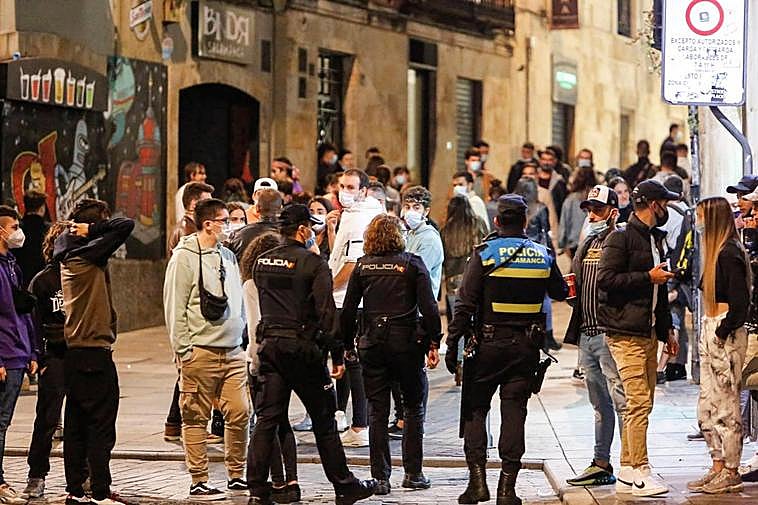 Agentes de la Policía local patrullan por la calle Varillas