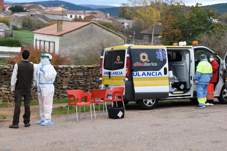 Un sanitario toma muestras a un vecino de Guadapero para una PCR