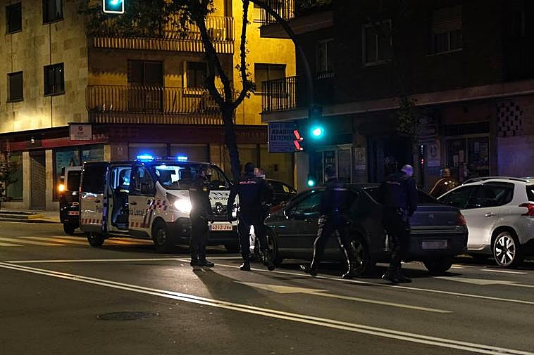 Agentes de la Policía local, de patrulla durante el toque de queda