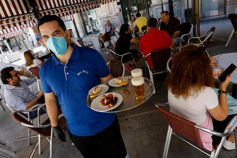 Clientes en las terrazas de los bares de la Plaza de las Flores en la capital de Murcia.