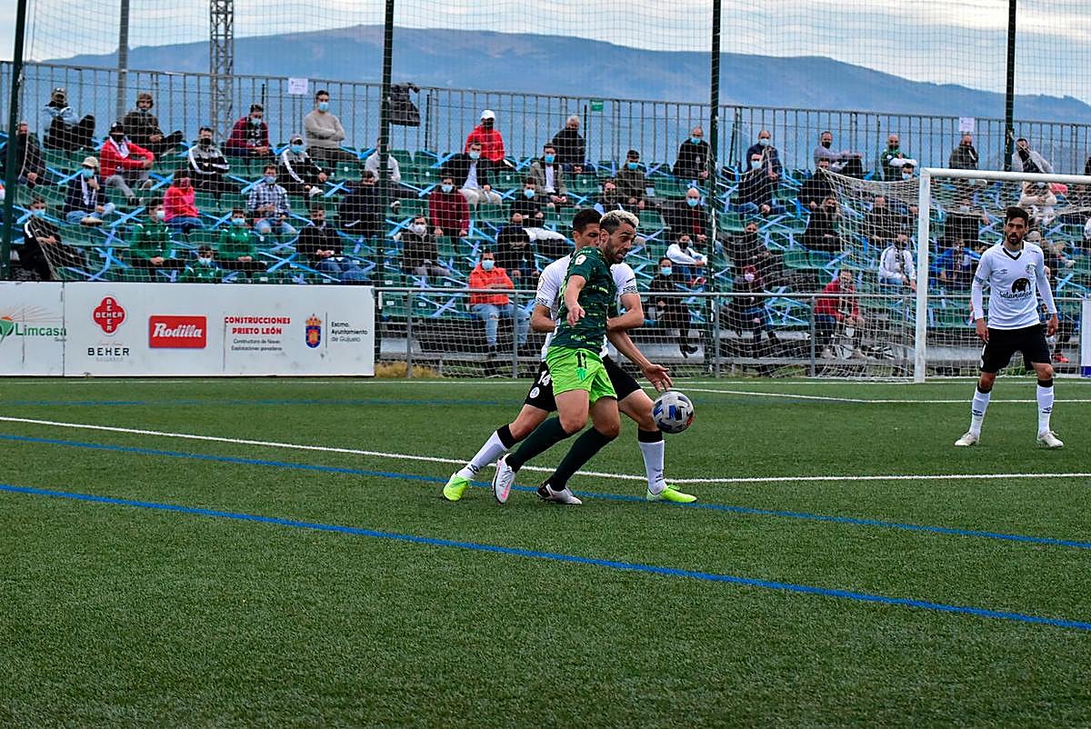Antonio Pino, peleando por el balón con Delorenzi en el derbi del domingo.