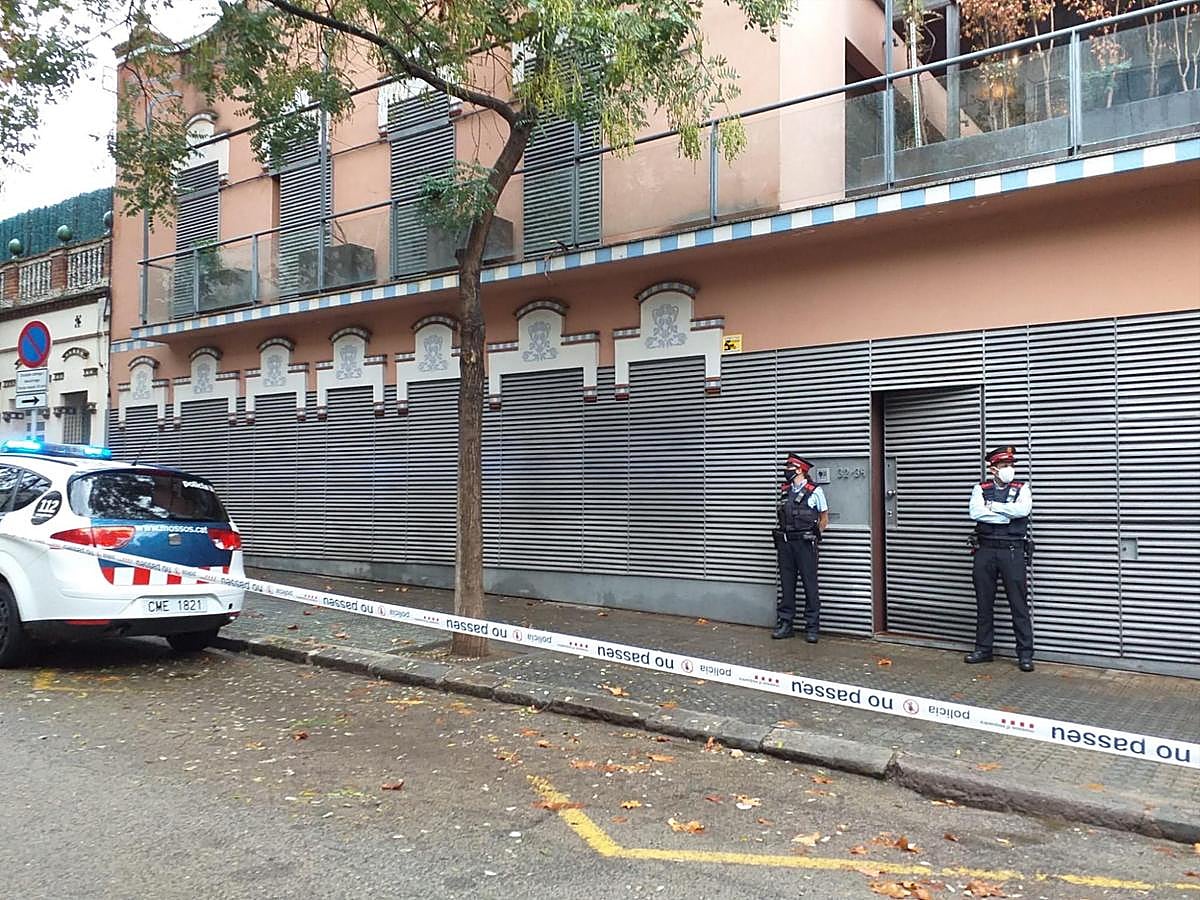 Dos mossos d'Esquadra frente a la casa que Josep Maria Mainat y Angela Dobrowolski.
