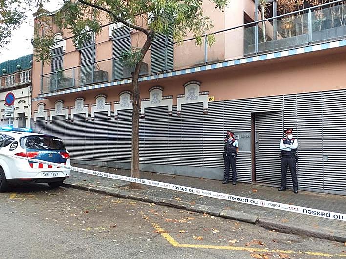 Dos mossos d'Esquadra frente a la casa que Josep Maria Mainat y Angela Dobrowolski.