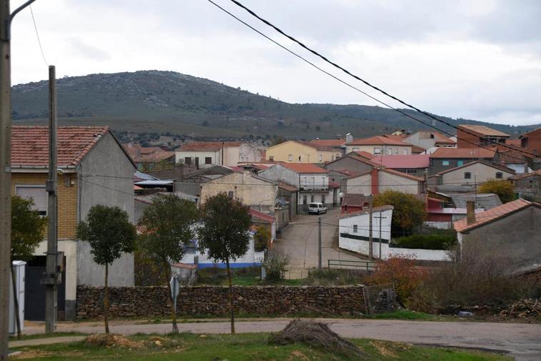 Vista general del núcleo urbano de Guadapero, pedanía de Serradilla del Arroyo.