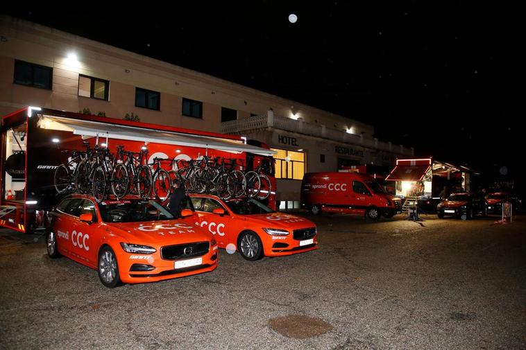 Uno de los equipos junto al hotel en el que pernoctarán.