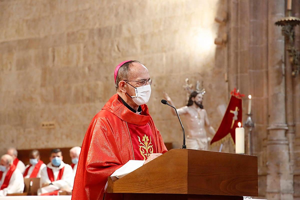 El obispo de Salamanca, Carlos López, en el homenaje a las víctimas de la COVID.