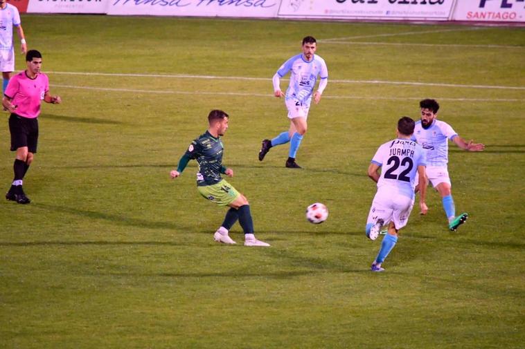 Jugada en el encuentro contra el equipo gallego.