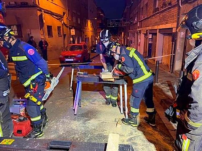 Los Bombers de Barcelona siguen valorando este domingo por la tarde la estructura del edificio, en la calle Conca de Tremp.