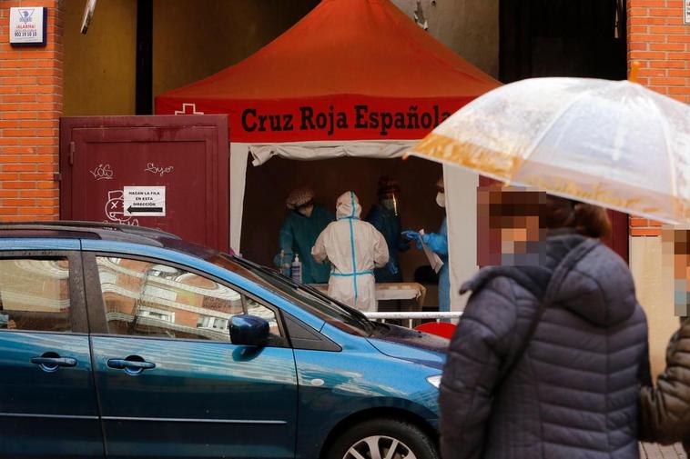 Pacientes en la calle a la espera de someterse a una PCR en el centro de salud de La Alamedilla.