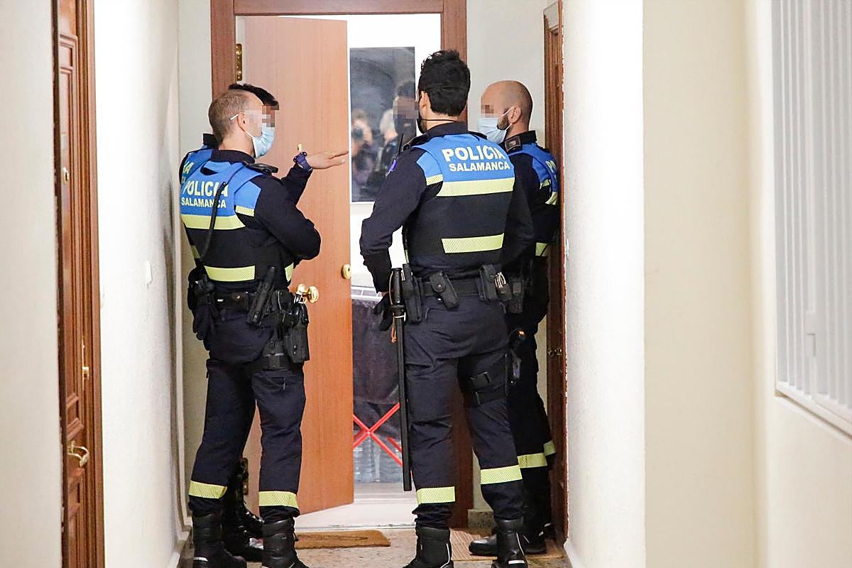 Agentes de la Policía Local en una actuación.