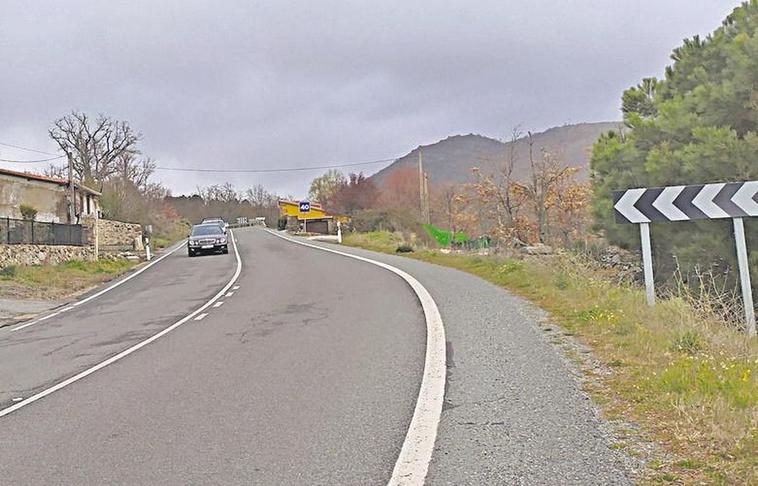 El conductor que echó de la vía adrede a un ciclista en Navacarros pagará 5.036 euros