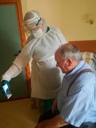 Emilio García haciendo uso de una videollamada desde Béjar.