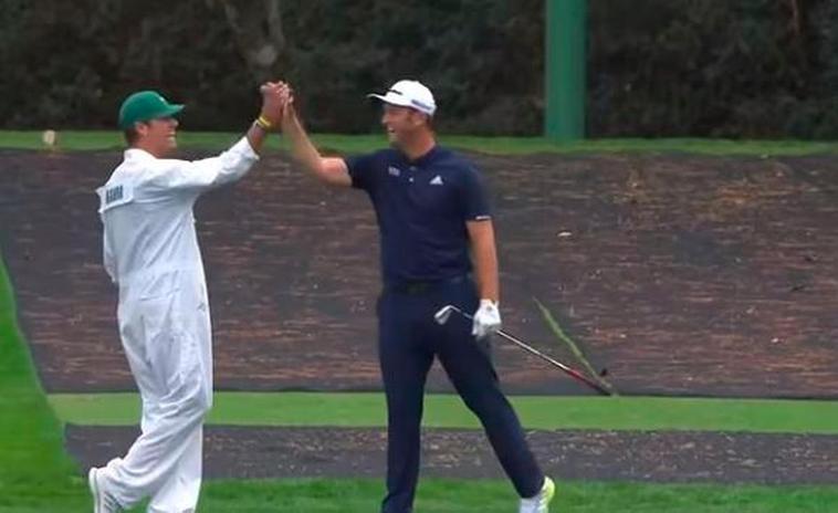 Jon Rahm es felicitado por el caddie tras su espectacular golpe