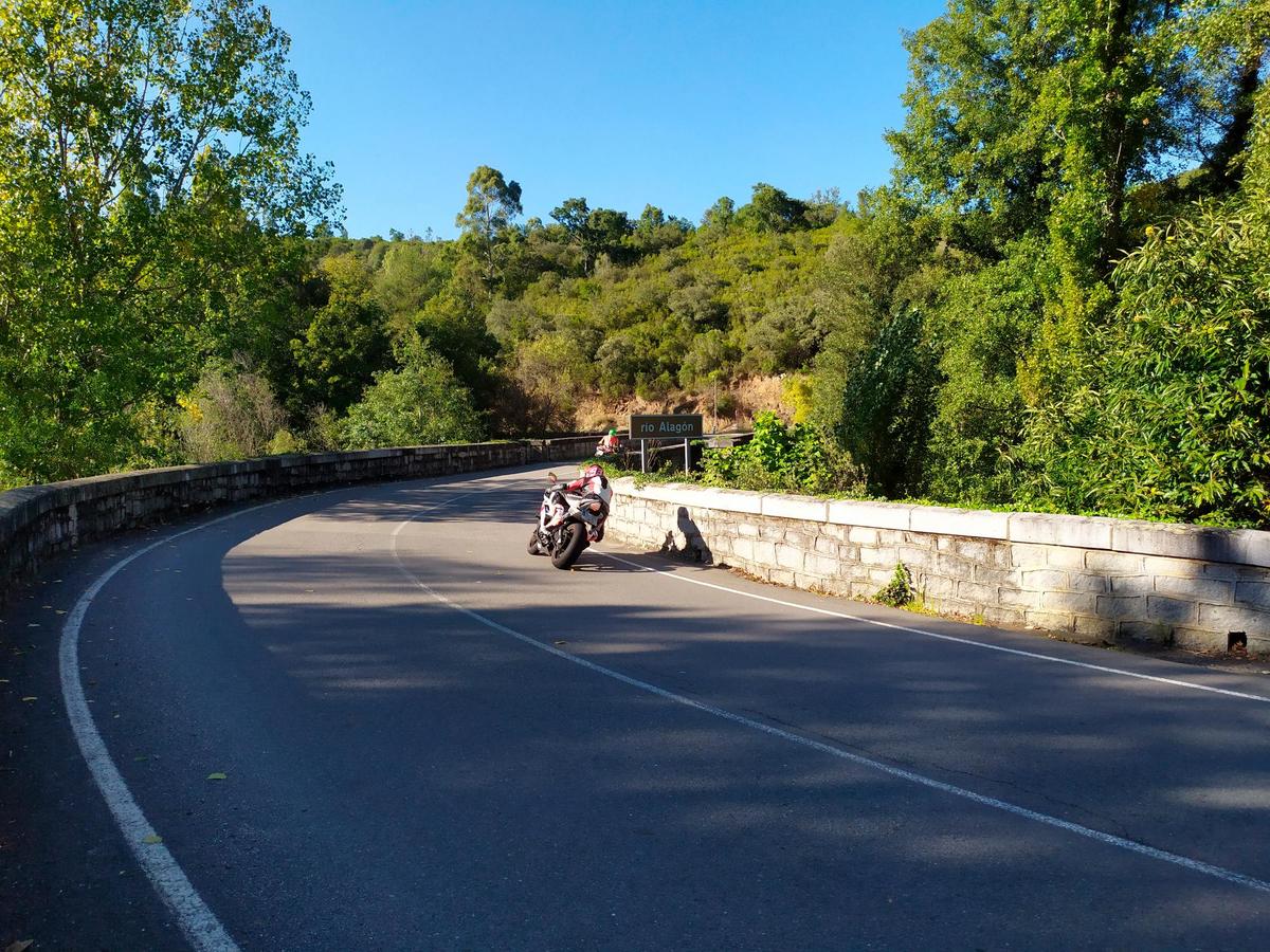 Paso de motos por el puente de la SA-220 sobre el río Alagón.