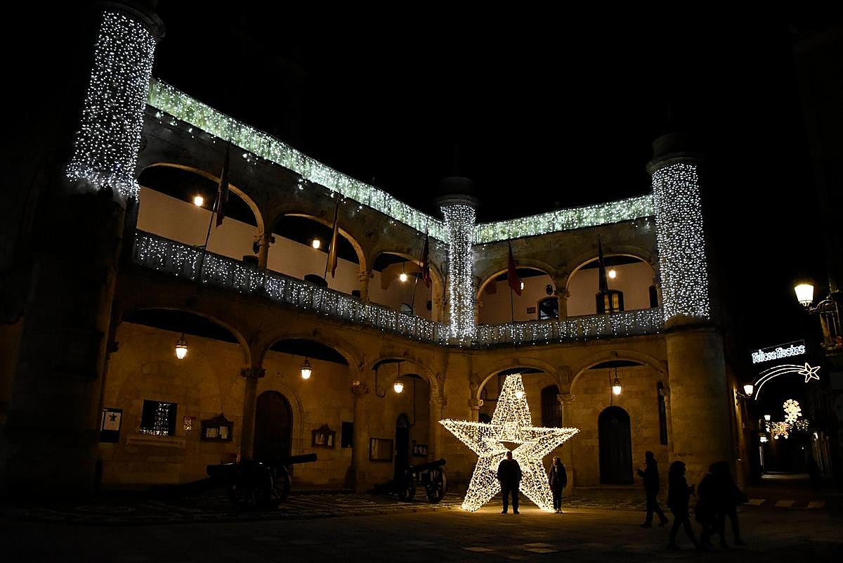 Iluminación en el Consistorio durante la pasada Navidad.