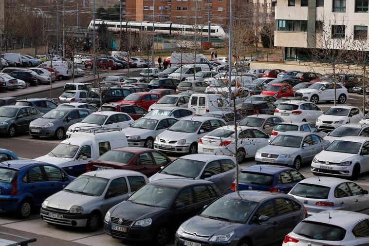 Un aparcamiento repleto de vehículos en Salamanca.