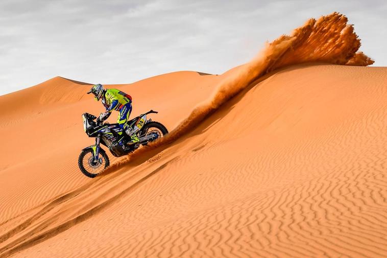 Lorenzo Santolino ‘cabalga’ una duna durante el pasado Dakar.