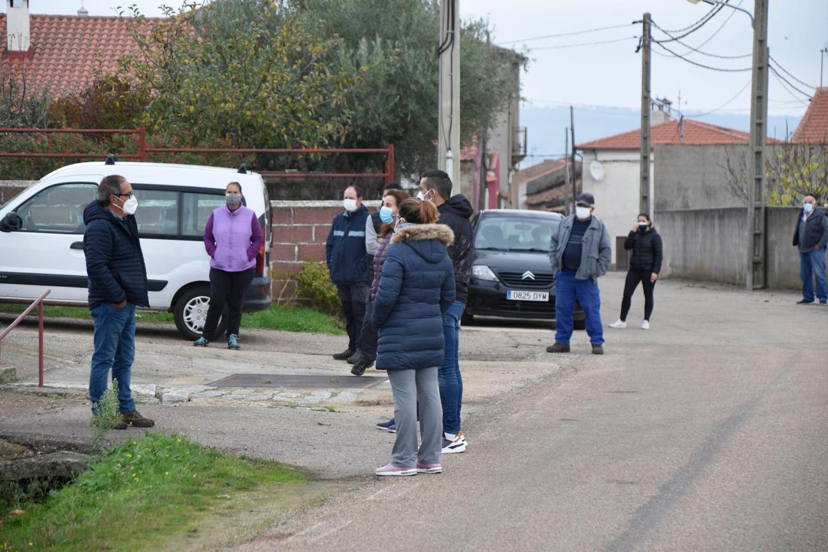 El alcalde de Puerto Seguro, Evaristo Montero, conversando con los vecinos el pasado sábado.