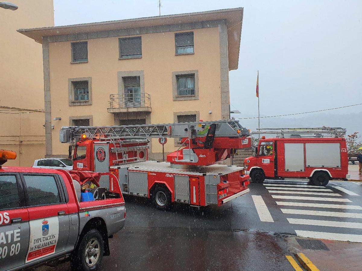 Camiones de bomberos del parque comarcal de Béjar en una intervención en la ciudad textil.