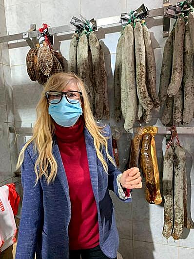Yolanda Jaspe, propietaria de una tienda de embutidos.